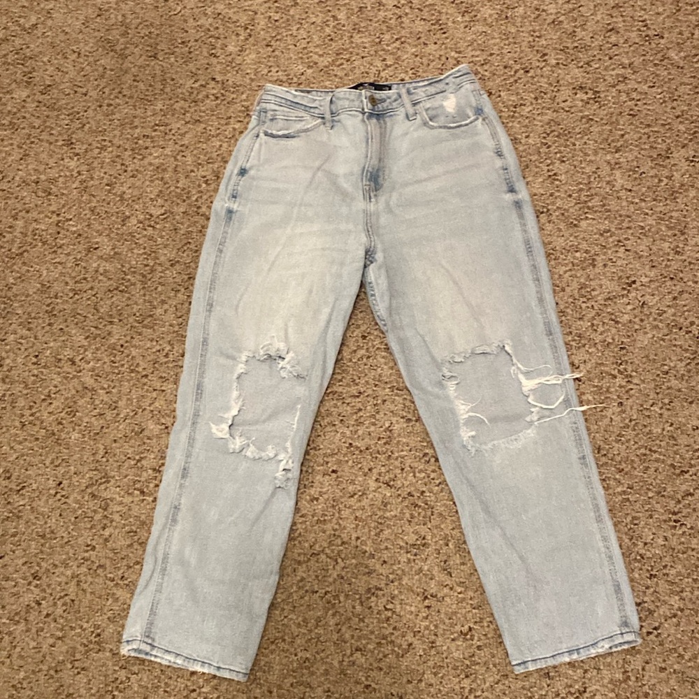 Hollister light blue ultra high rise mom jeans. Ripped on both knees W28L25 (7S)